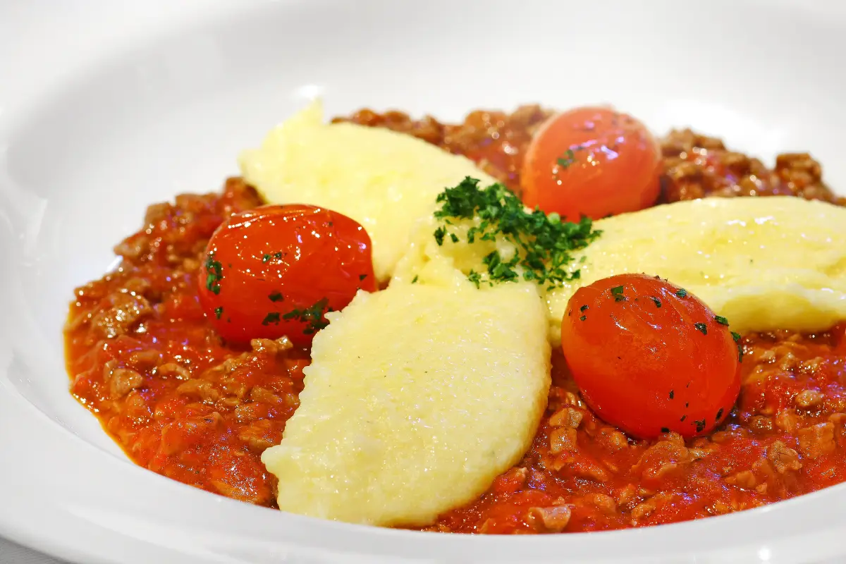 Prato de carne moída com purê de batatas e salada fresca.