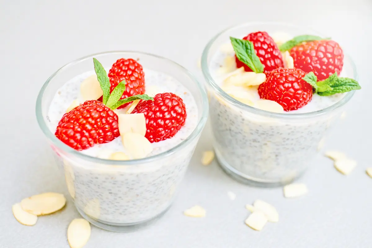 Pudim de chia com frutas frescas.