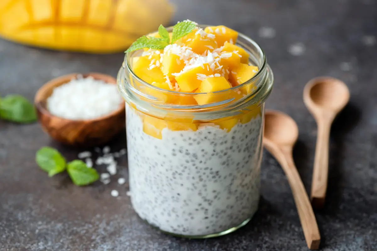 Pudim de chia com manga e hortelã, uma sobremesa leve e refrescante.
