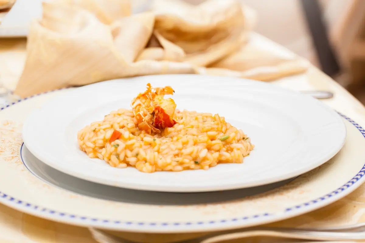 Risoto cremoso com camarões e ervas frescas, perfeito para um jantar a dois.