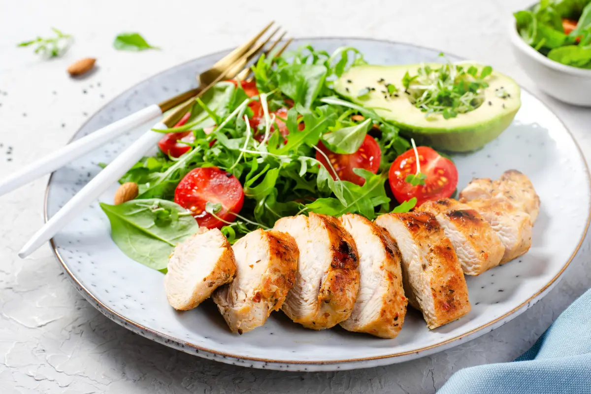 Salada de frango com abacate.