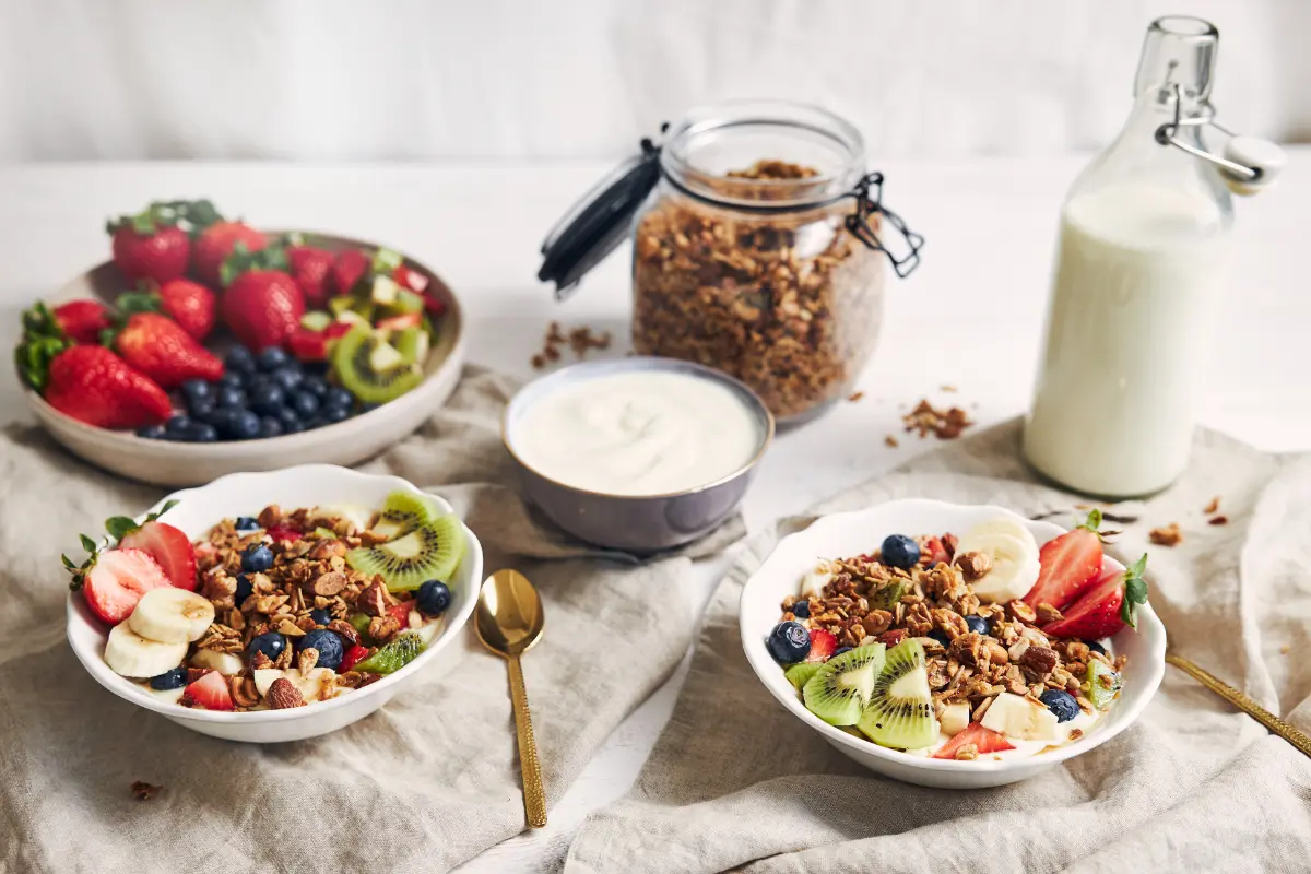 Salada de frutas tropical com iogurte e granola, uma combinação deliciosa e nutritiva.