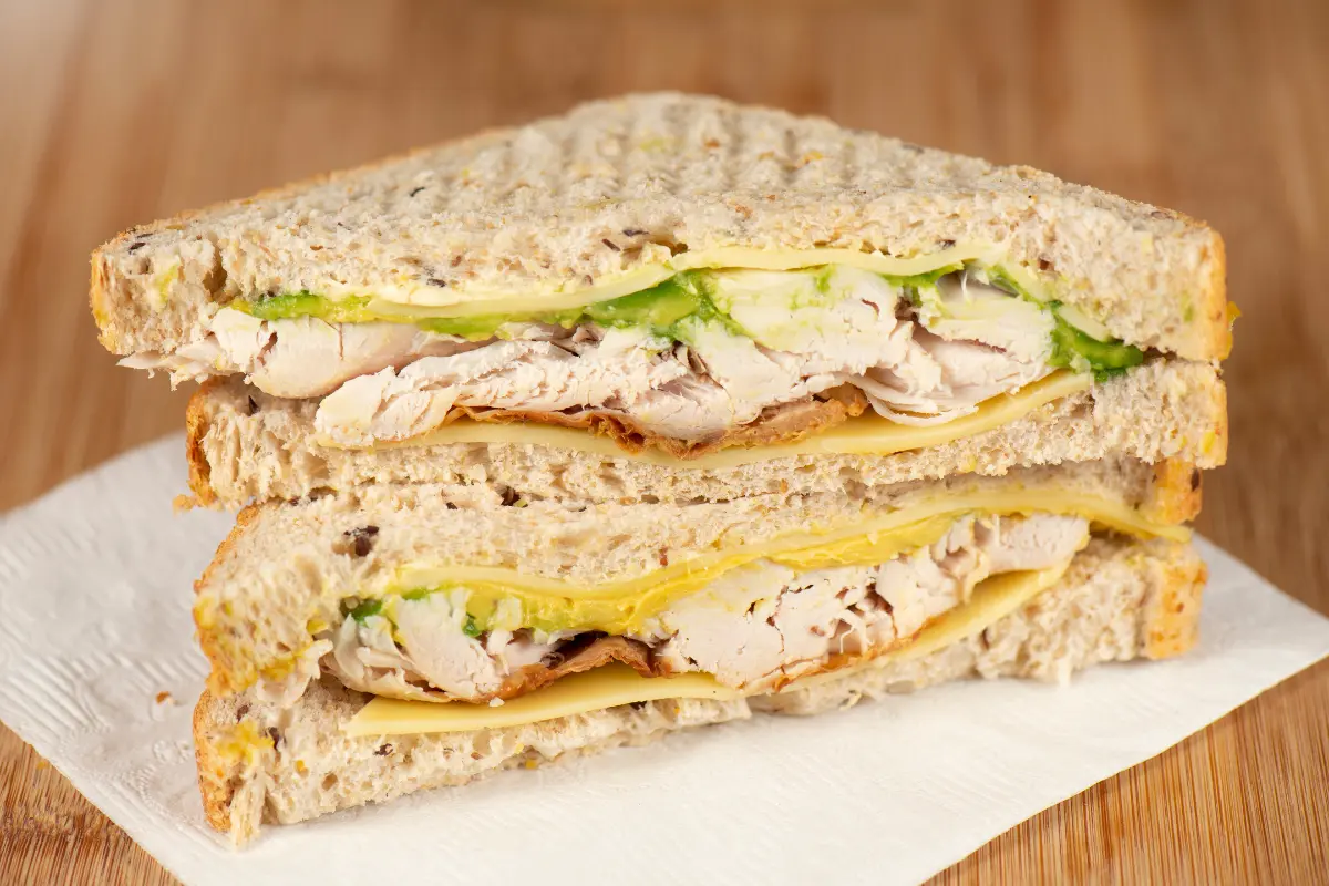 Sanduíche Natural de Frango com Creme de Queijo.