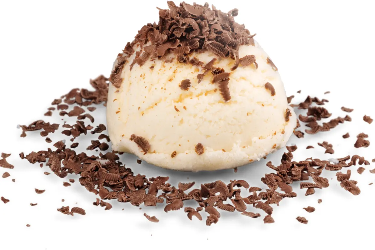 Sorvete de banana com raspas de chocolate, uma opção refrescante e saudável.