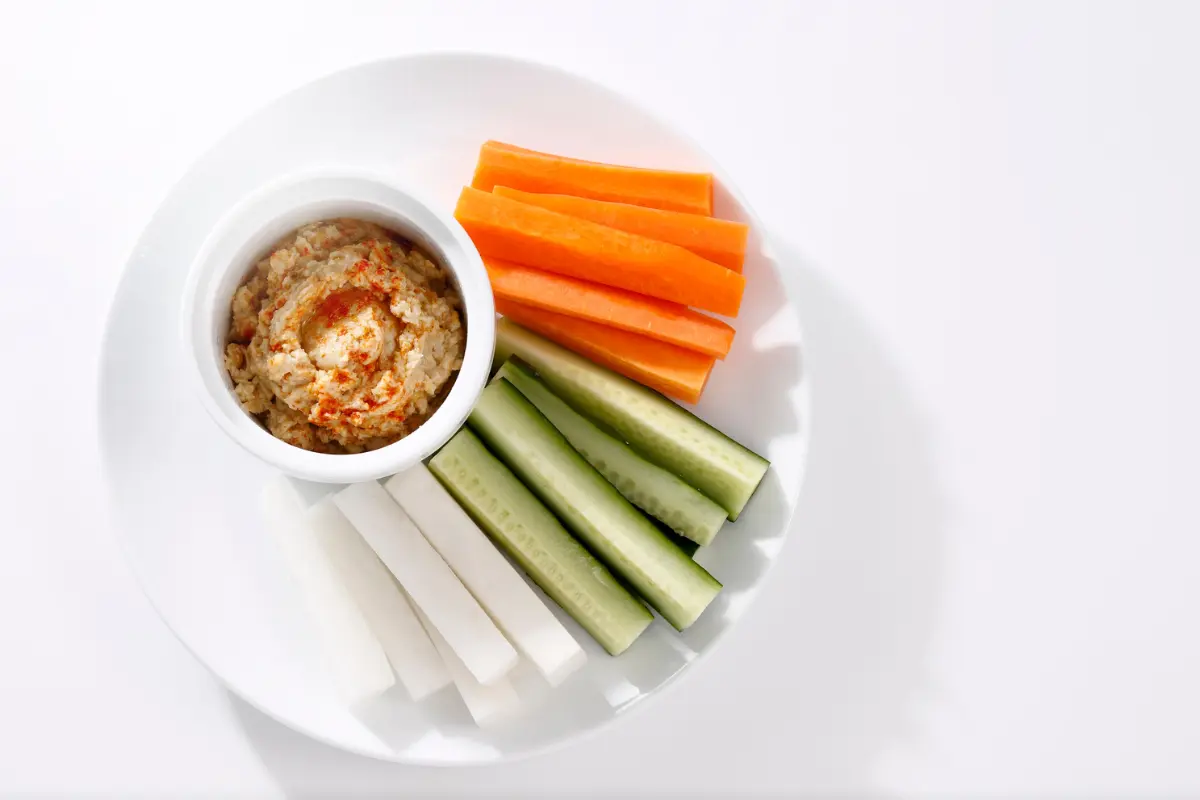 Tiras de Cenoura e Pepino com Homus.