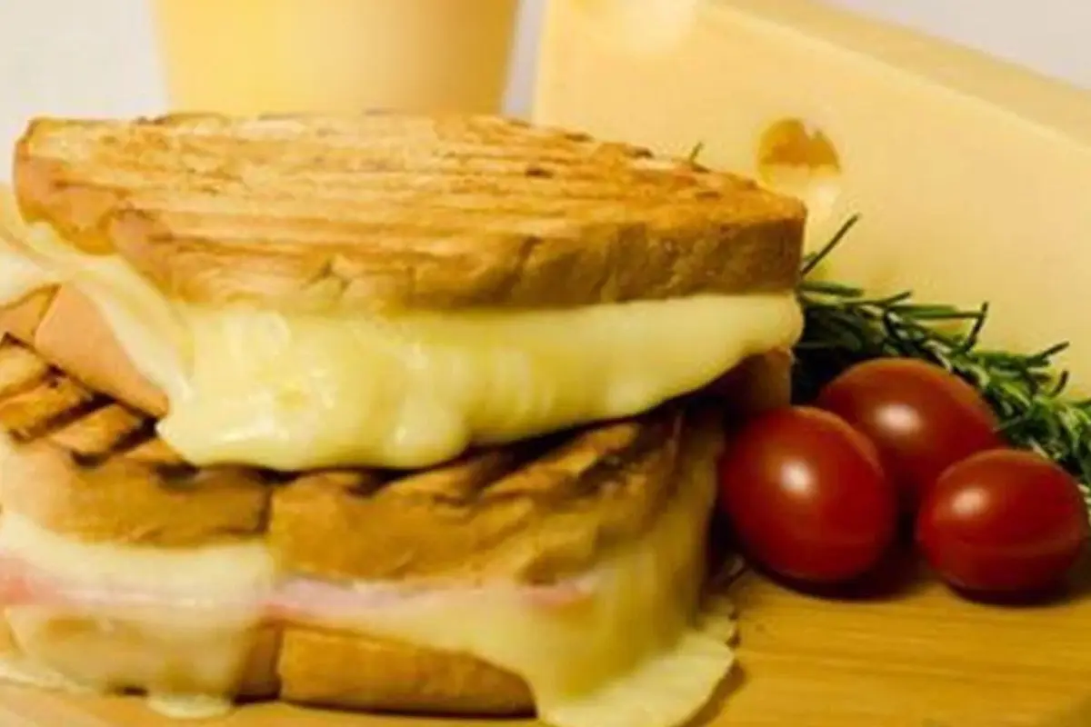 O que é bom comer com queijo? Receita de Tostex Cremoso com Queijo.