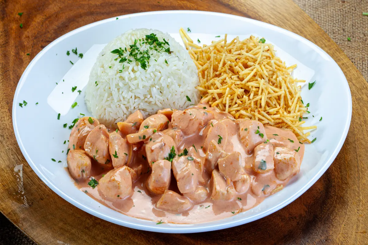 Um prato de strogonoff de frango, delicioso e perfeito para as crianças.