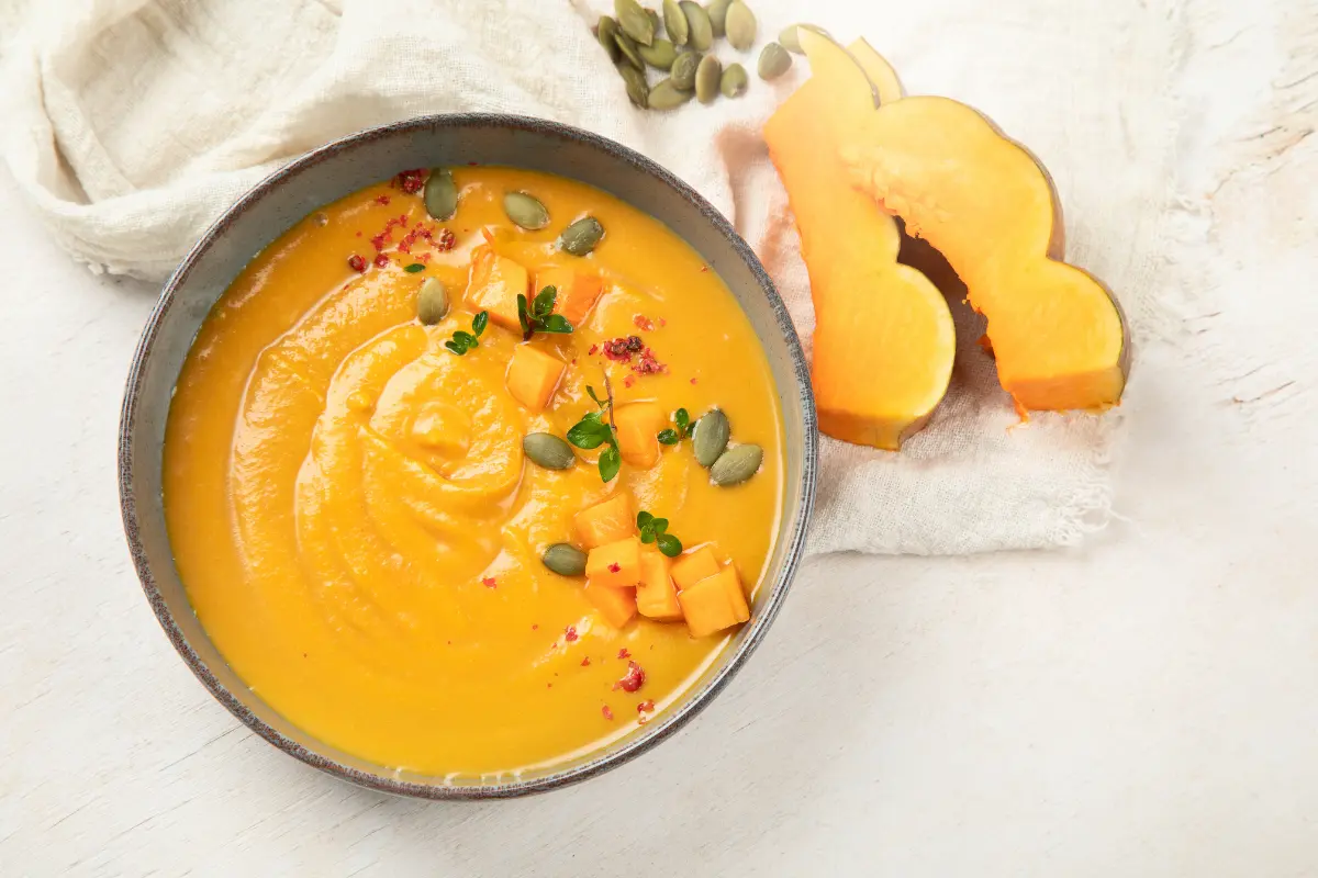 Purê de abóbora cremoso é o acompanhamento perfeito para carnes magras.
