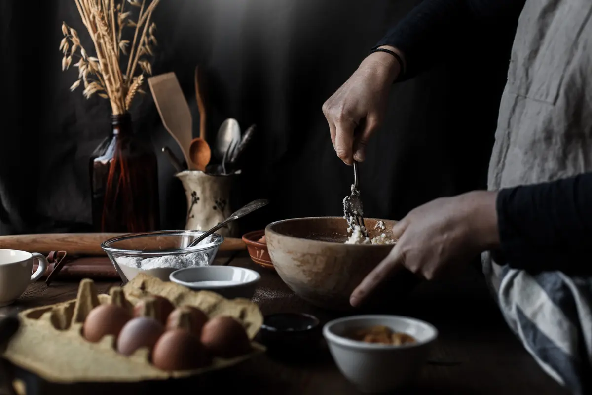 Ingredientes frescos e simples para preparar o pavê de chocolate gelado.
