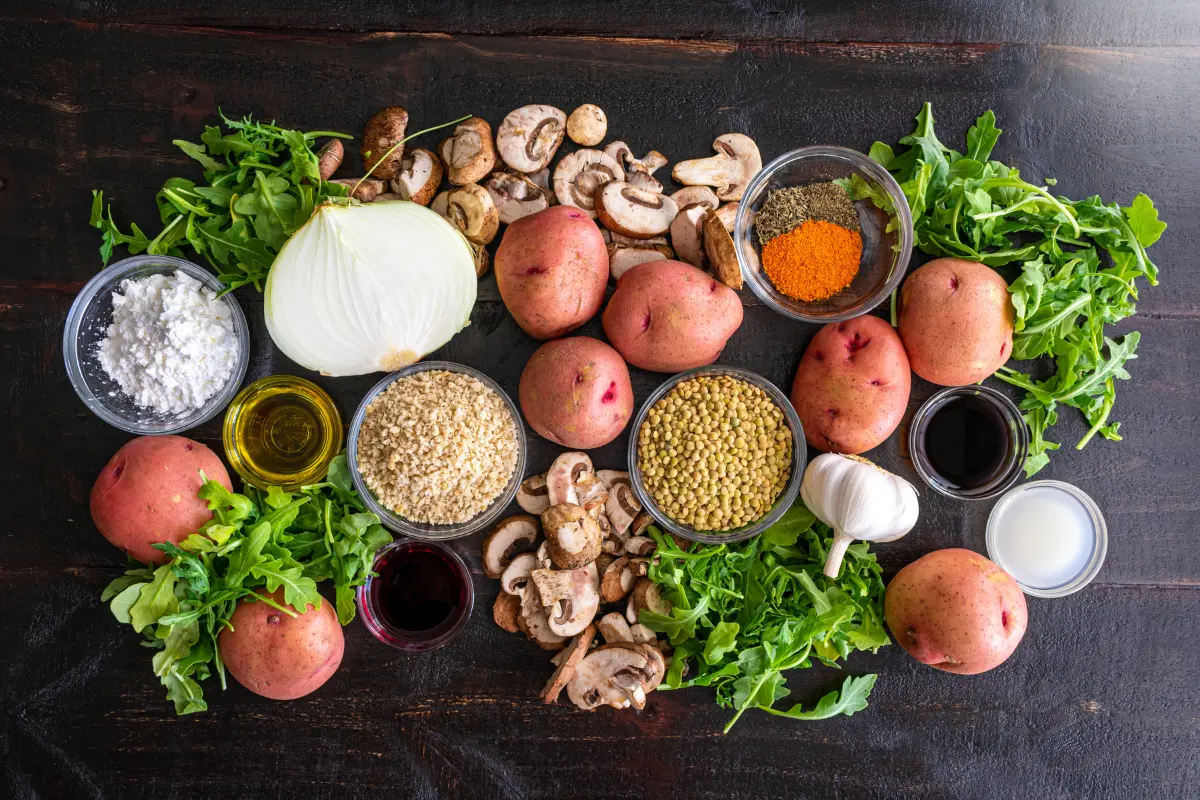 Palmito e massa prontos para fazer o empadão vegano.
