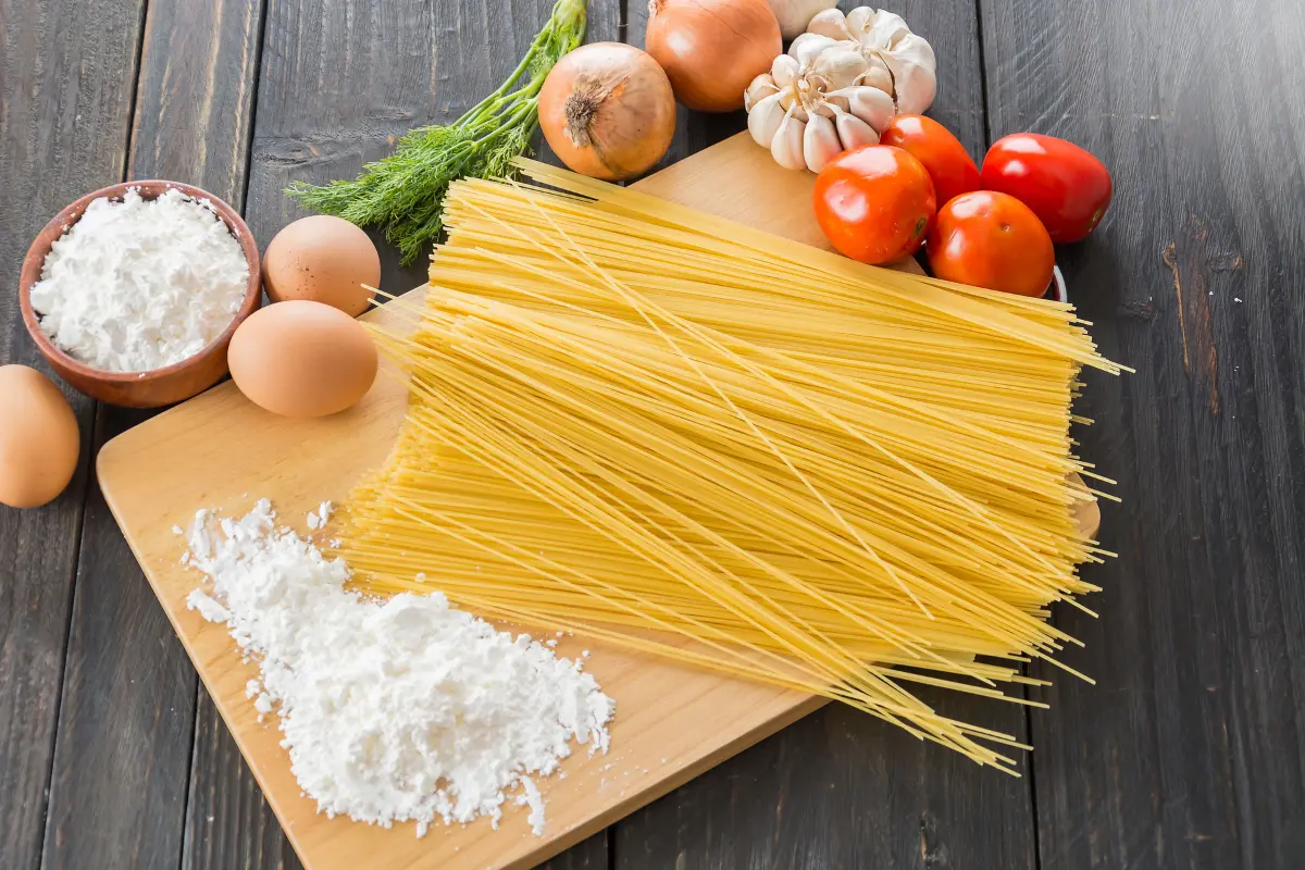 Ingredientes frescos e variados para a macarronada vegana supercremosa.