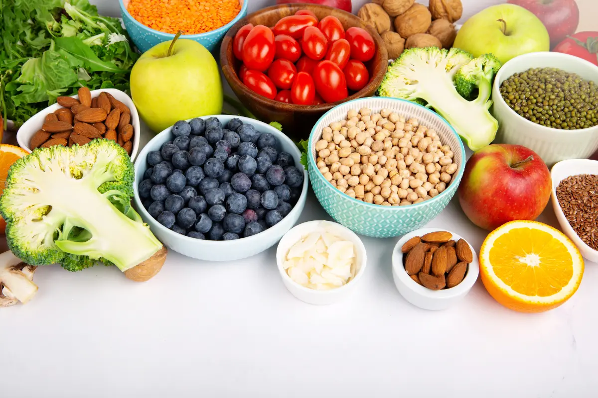 Berinjela e cogumelos frescos, ingredientes principais do strogonoff vegano.