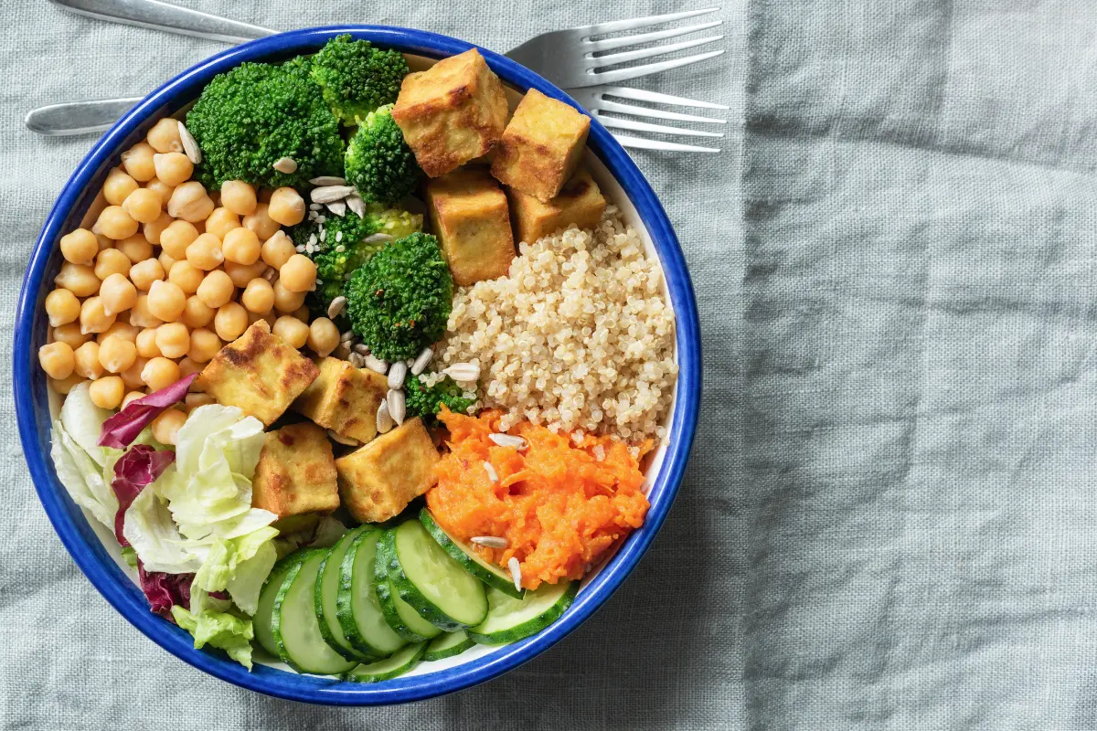 Prato vegano com quinoa, legumes e tofu. Foto: Reprodução / Canva Pro.