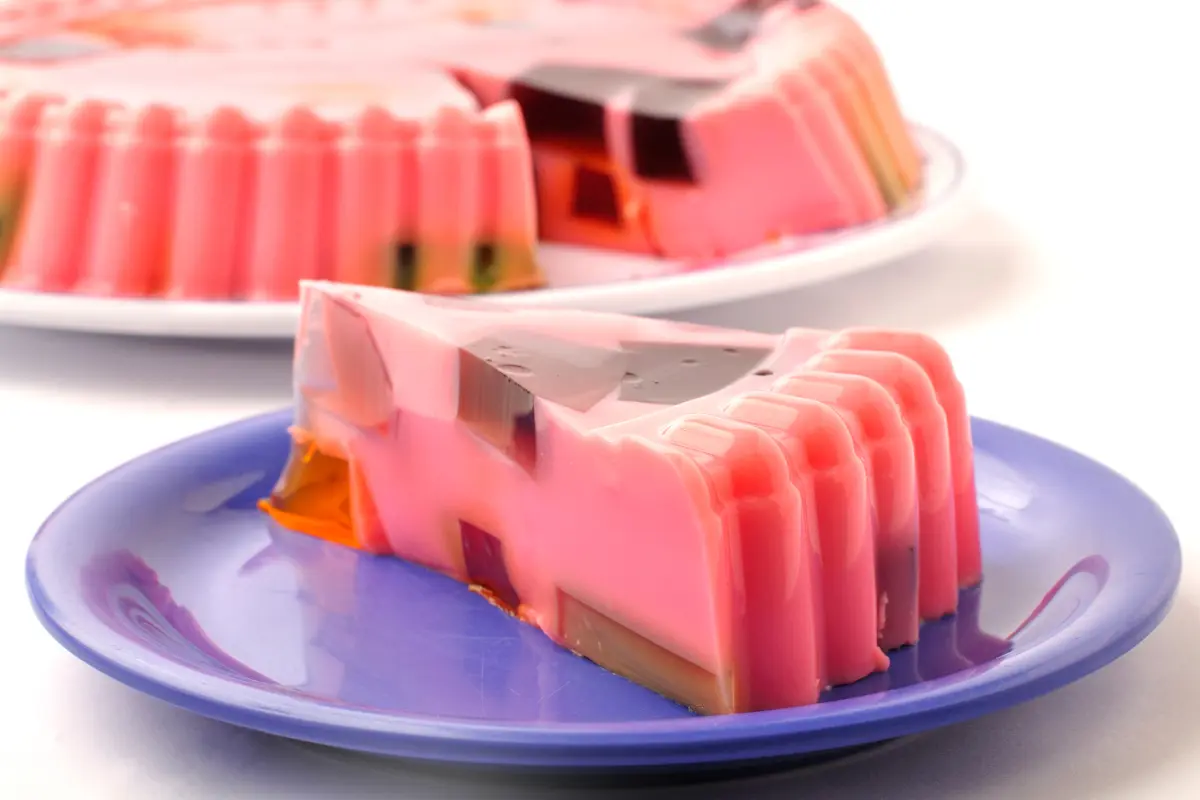 Como posso fazer uma sobremesa fácil com gelatina? Sobremesa irresistível em camadas.