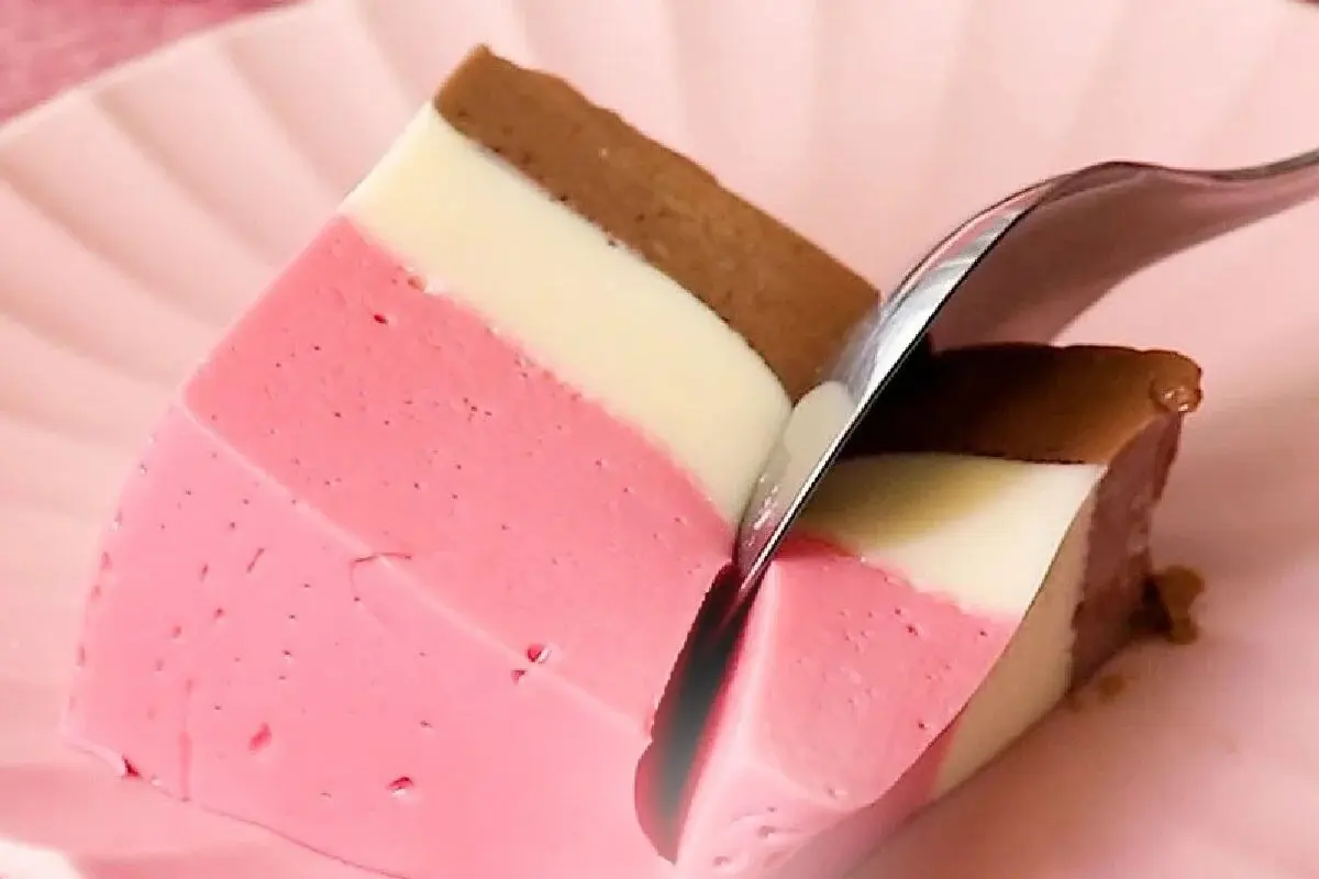 Mousse tricolor com gelatina, pronta para servir.