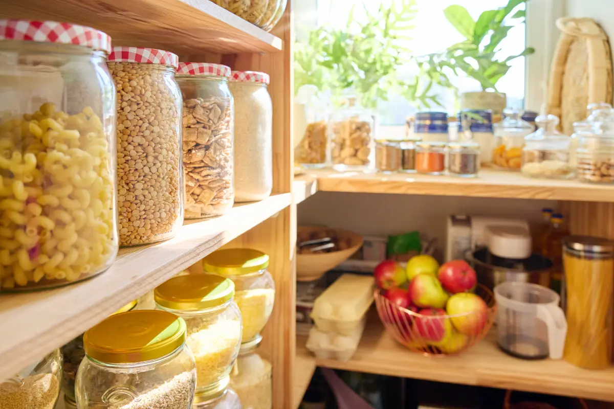 O Que Devo Colocar na Despensa da Cozinha? Dicas Práticas! Foto: Reprodução / Canva.