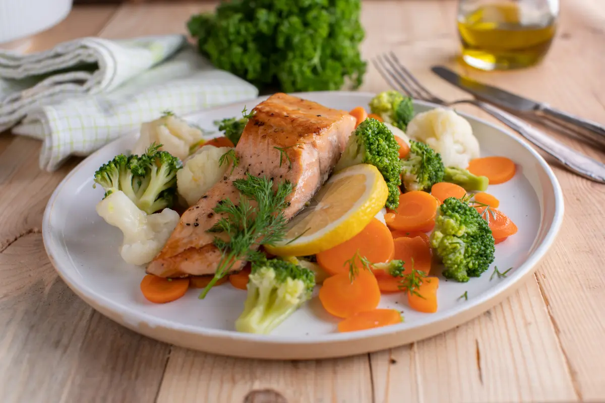 Não Medir as Porções na Dieta Low Carb: O Erro Que Sabota Seus Resultados! Técnicas práticas para ajustar porções na dieta low carb sem contar calorias. Foto: Reprodução / Canva.