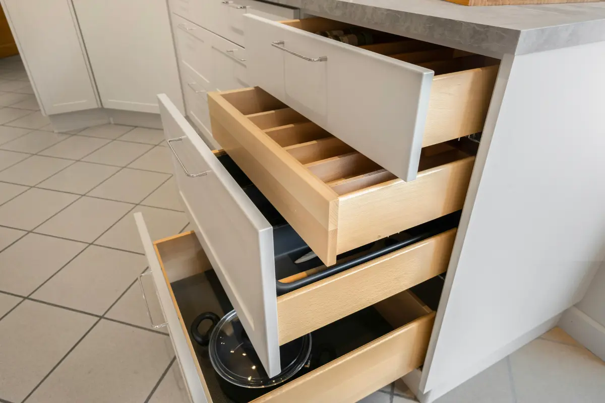 Gavetas de cozinha organizadas com divisores para talheres e utensílios. Foto: Reprodução / Canva.