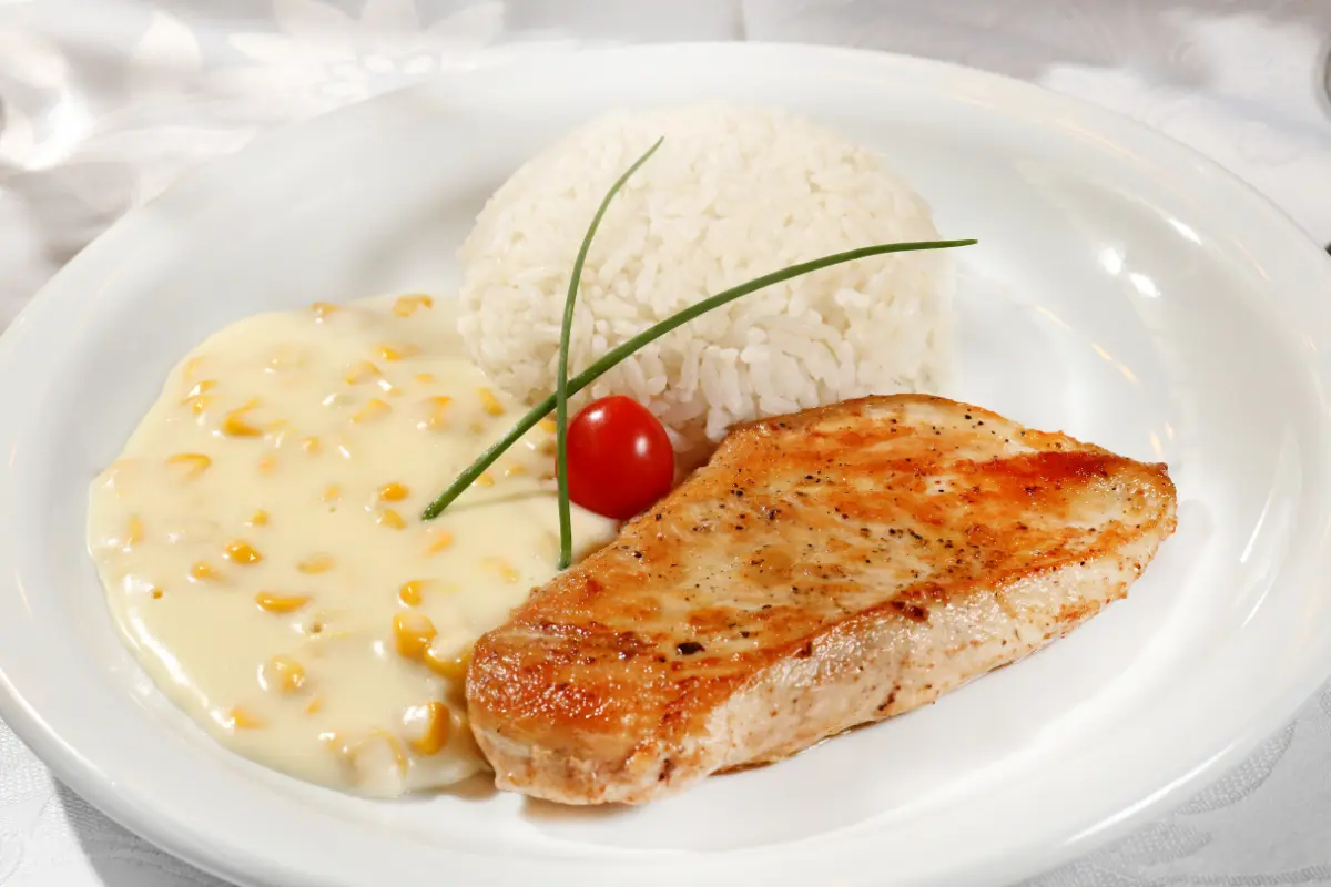 Um almoço low carb com frango cheio de sabor e equilíbrio.