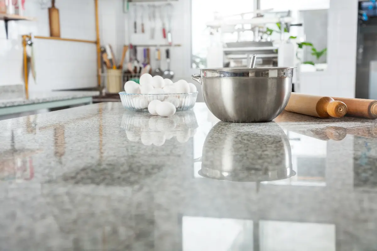 Bancadas de mármore são duráveis e elegantes para cozinhas gourmet.