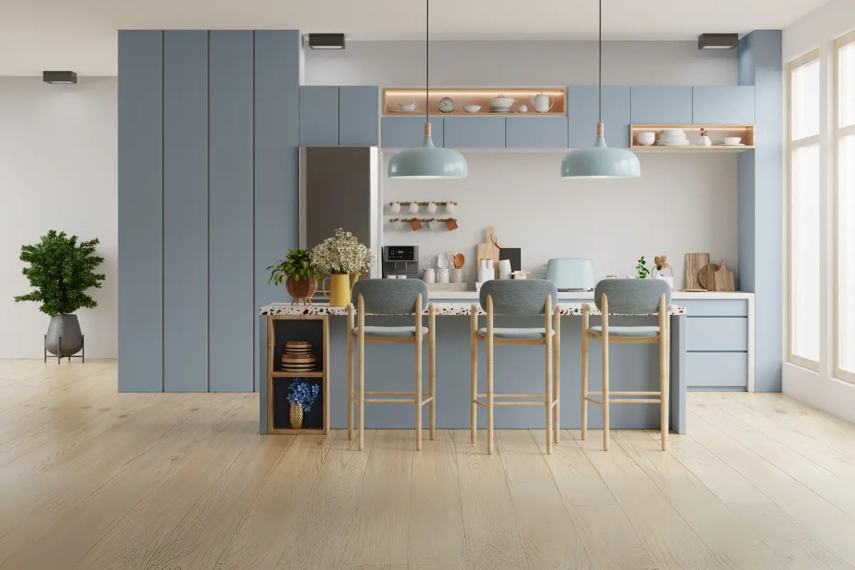 Cozinha integrada com iluminação funcional e espaço otimizado.