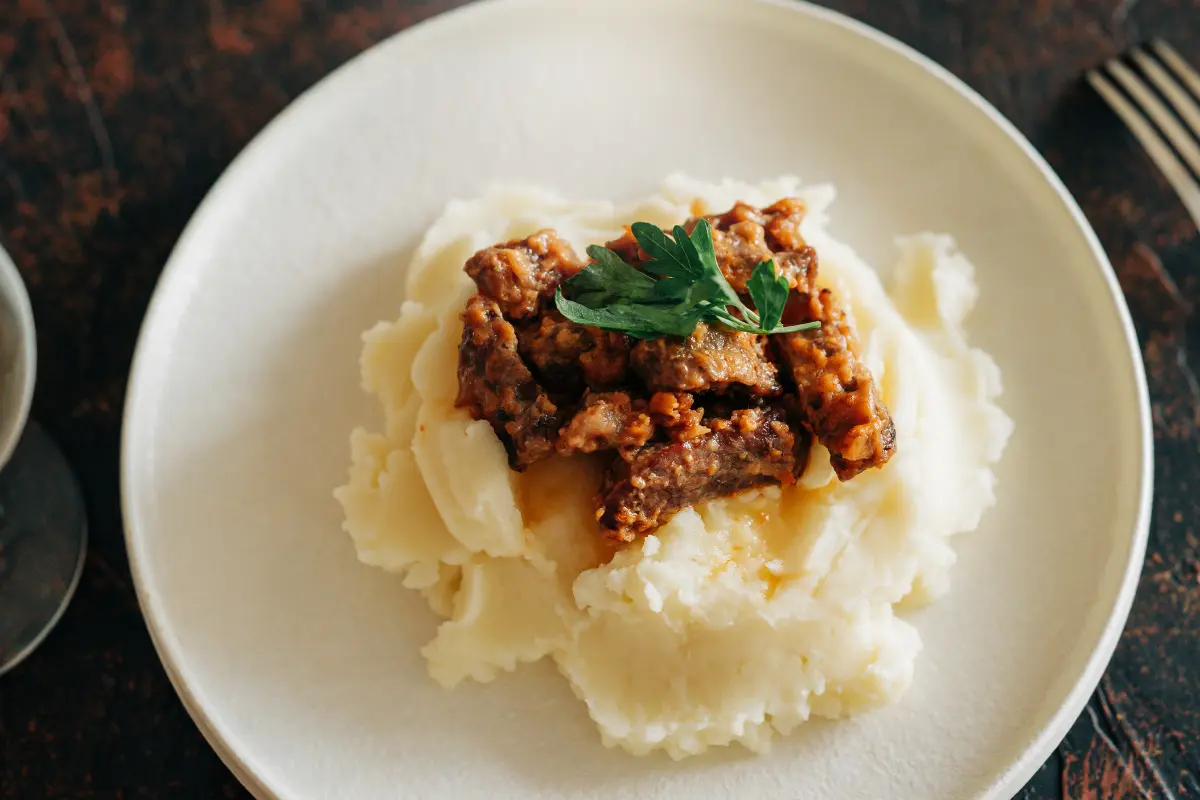 Acompanhamento para carne moída refogada: Receita fácil e nutritiva de purê cremoso.