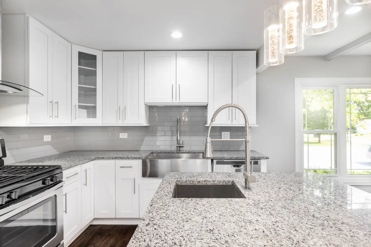 Qual pedra é mais indicada para bancada de cozinha? Veja as opções e benefícios! Foto: Reprodução / Canva.
