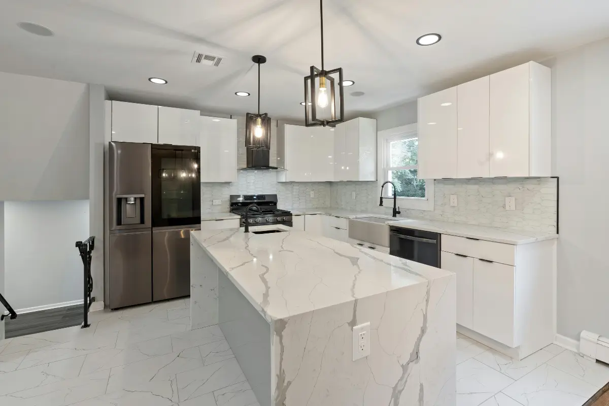 Bancada de silestone em cozinha moderna e versátil. Foto: Reprodução / Canva.