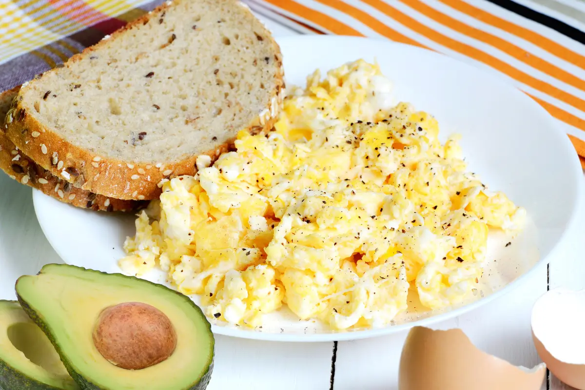 Ingredientes para um toast saudável: simples e nutritivo.