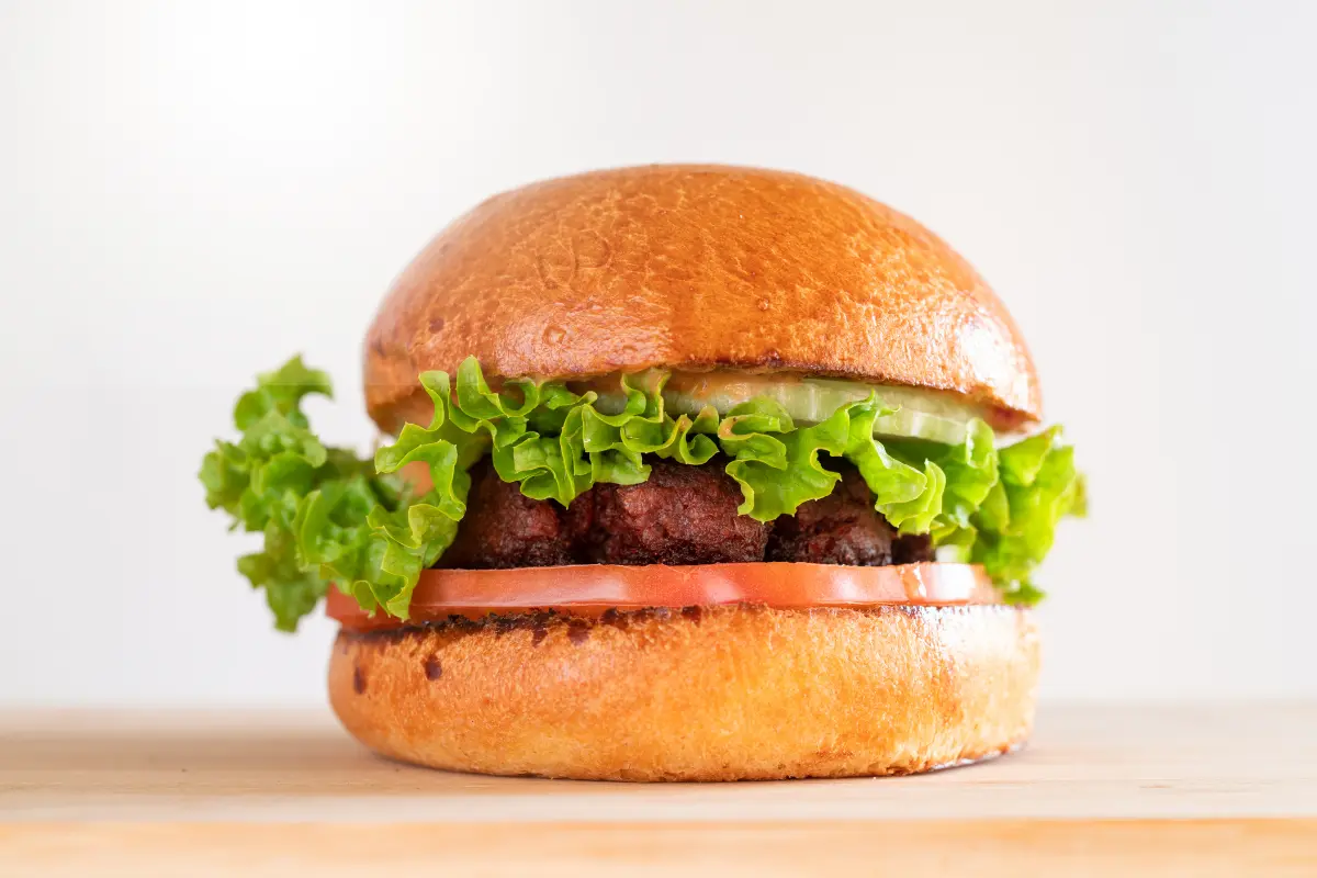 Fast Food Vegano Caseiro Perfeito: O Poder dos Temperos na Sua Cozinha. Foto: Reprodução / Canva Pro.