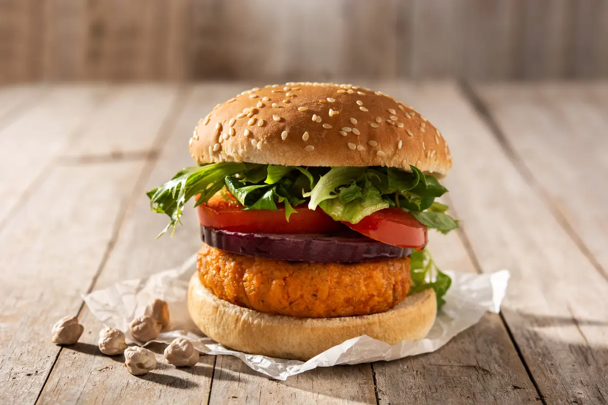 Receitas indispensáveis: Hambúrguer de grão-de-bico e Como montar um cardápio semanal vegano!