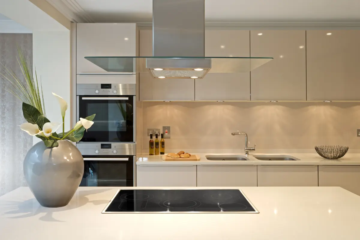 Iluminação quente e materiais sofisticados realçam a elegância do espaço gourmet.