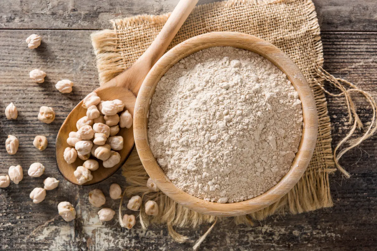 Ingredientes frescos e simples para o hambúrguer vegano de grão-de-bico.