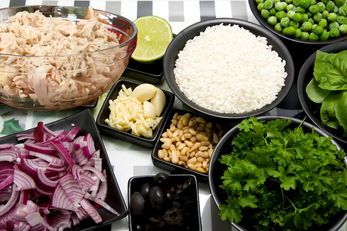 Ingredientes frescos e saudáveis para um risoto nutritivo.