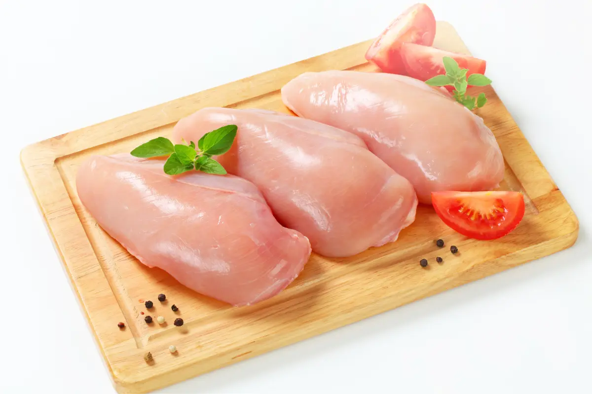 Ingredientes frescos para uma refeição saudável.