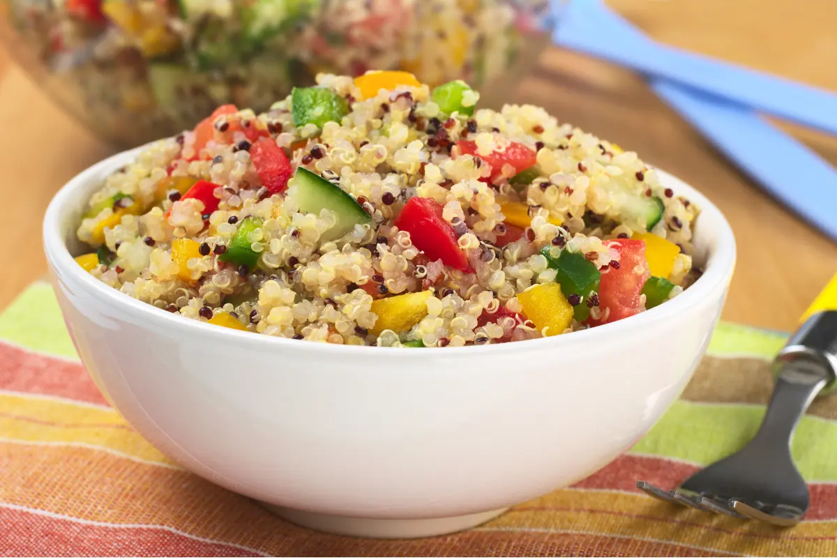 Ingredientes frescos garantem um prato nutritivo e saboroso.