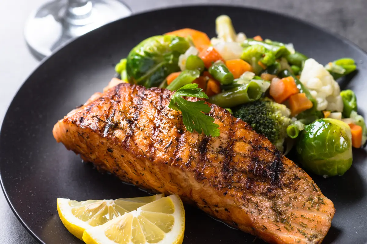 Receita completa de salmão grelhado: o que é ideal comer no almoço!