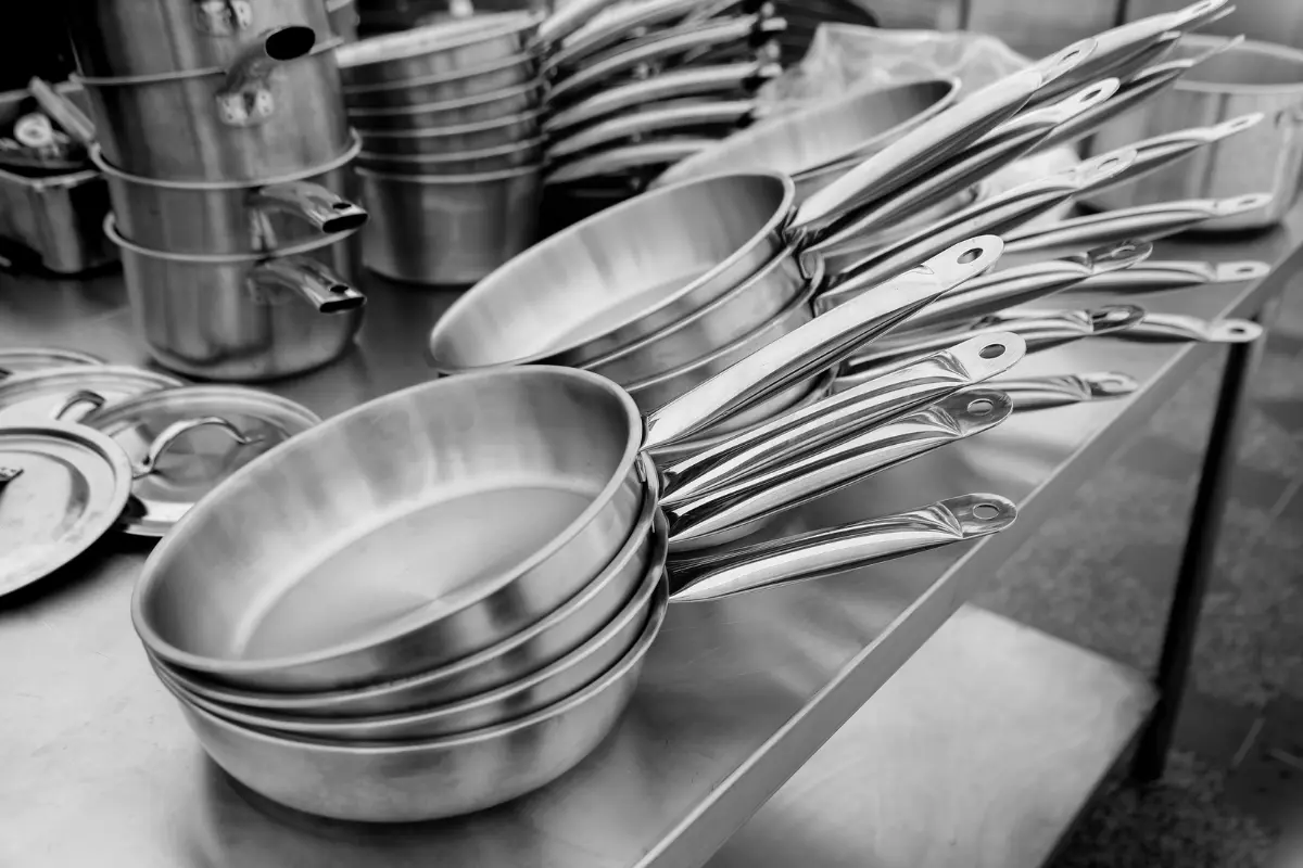 Aço inoxidável: resistência e precisão na cozinha.