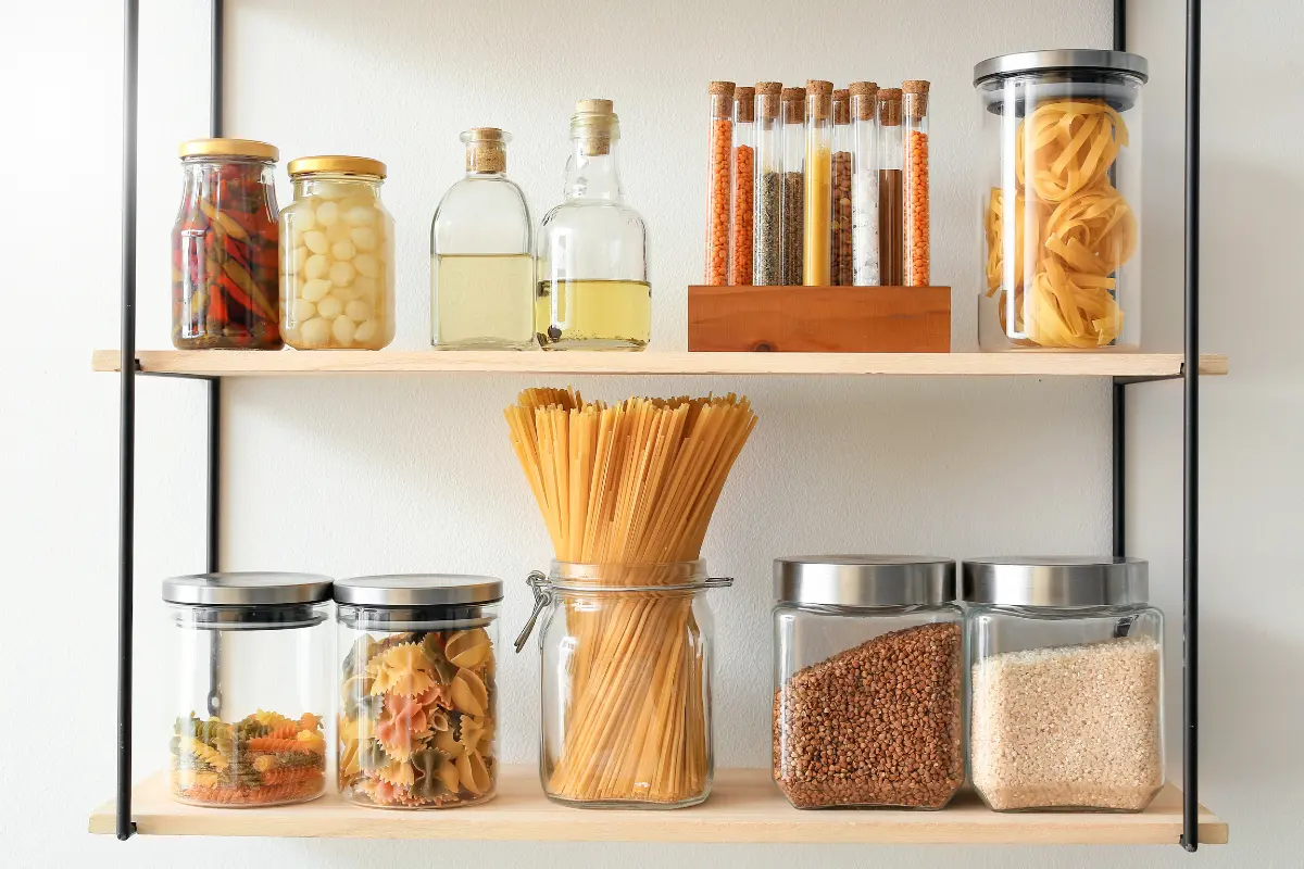 Organize alimentos em potes herméticos e otimize suas prateleiras.