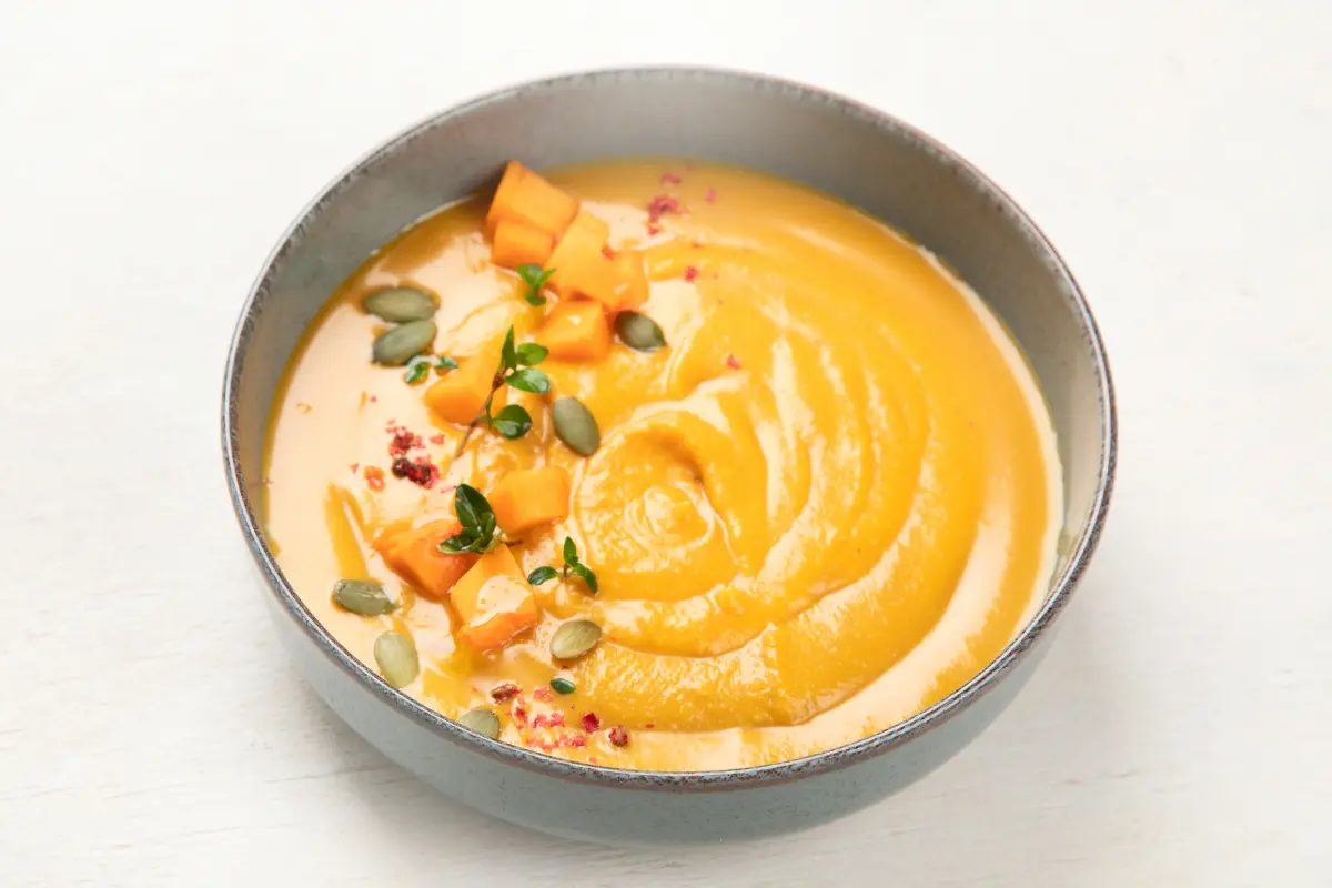 Purê cremoso de batata-baroa sendo preparado.