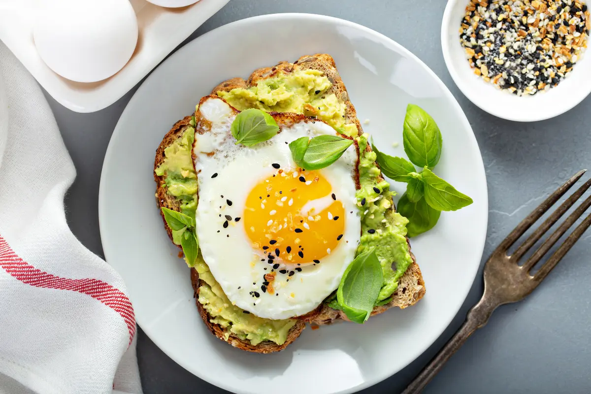 Toast de abacate com ovo: delicioso e ideal para uma refeição leve.
