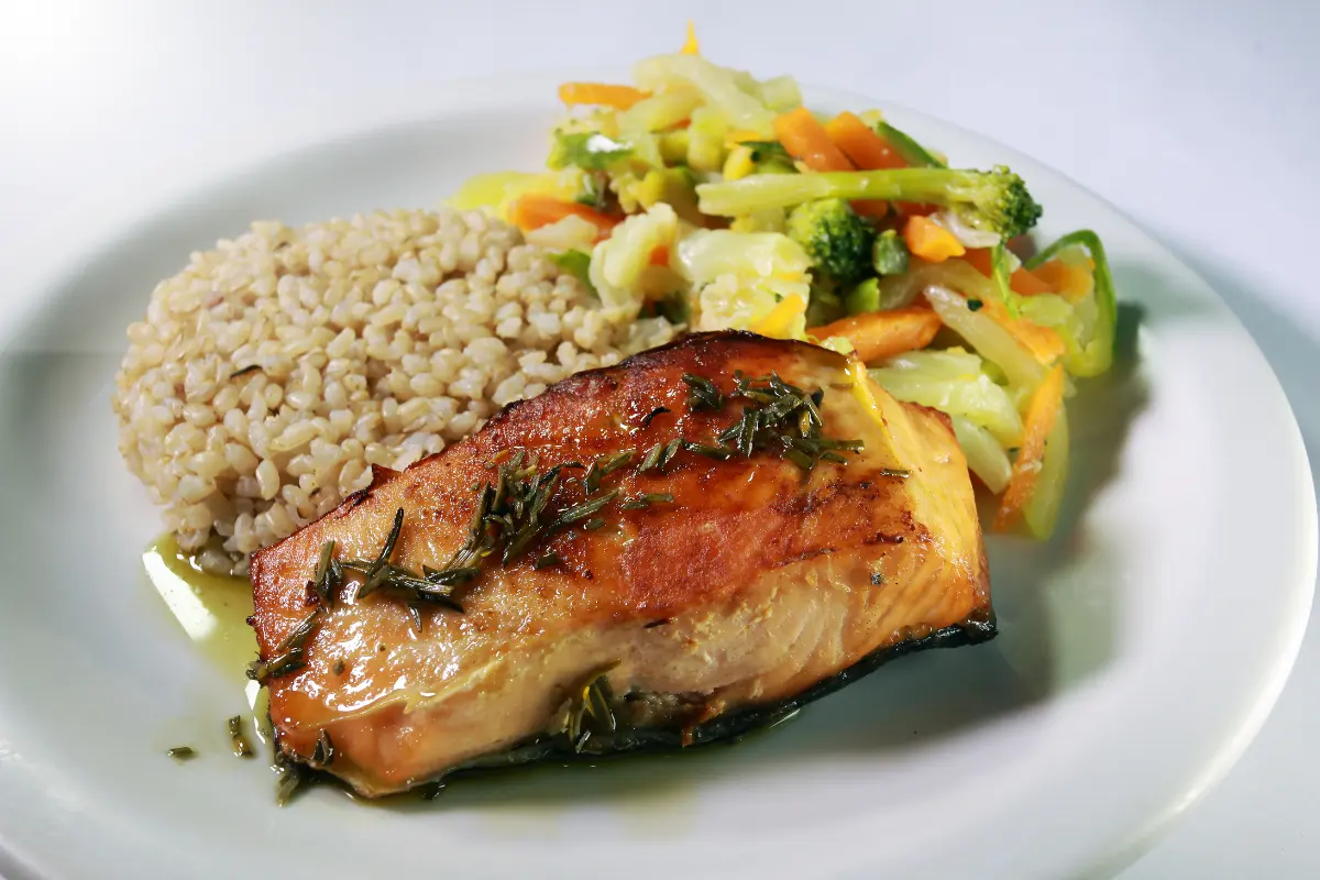 O Perigo de Ignorar a Qualidade das Gorduras na Low Carb – Saiba Como Corrigir! Exemplo de prato equilibrado, rico em gorduras saudáveis para a dieta low carb. Foto: Reprodução / Canva.