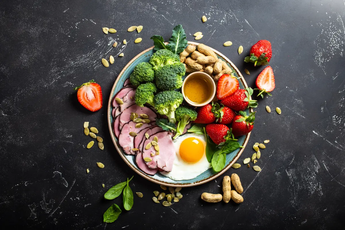 Transforme Sua Dieta: Evite Usar Ingredientes que Não São Realmente Low Carb! Prato low carb equilibrado, mostrando os benefícios de escolhas certas. Foto: Reprodução / Canva.
