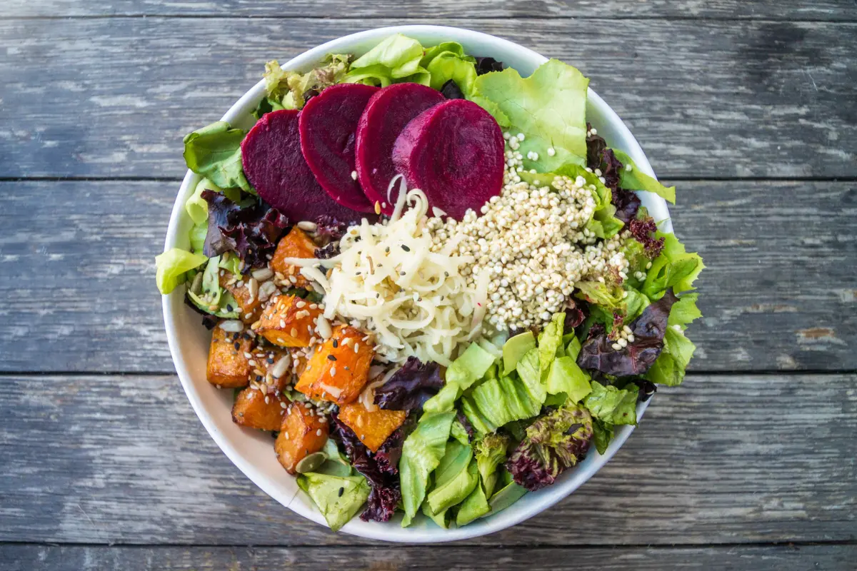 Exemplo de prato equilibrado e nutritivo dentro da dieta vegana express. Foto: Reprodução / Canva Pro.