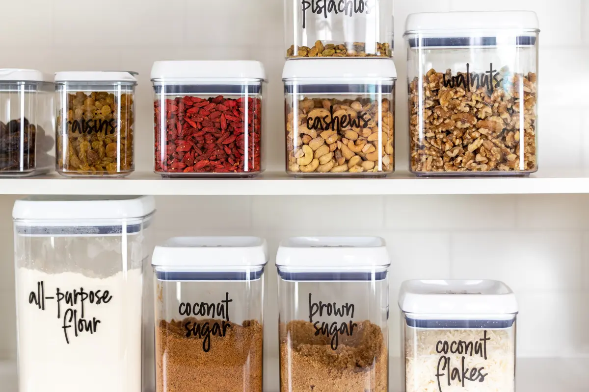 Potes rotulados com nome e validade dos alimentos na despensa. Foto: Reprodução / Canva.