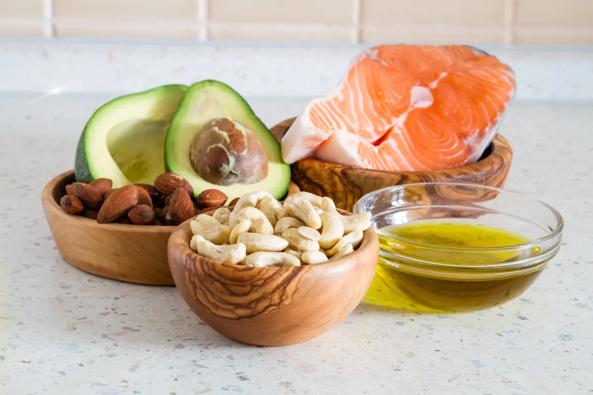 Gorduras na Dieta Vegana Que Transformam Sua Alimentação! Castanhas e nozes são excelentes fontes de gorduras saudáveis para a dieta vegana. Foto: Reprodução / Canva Pro.