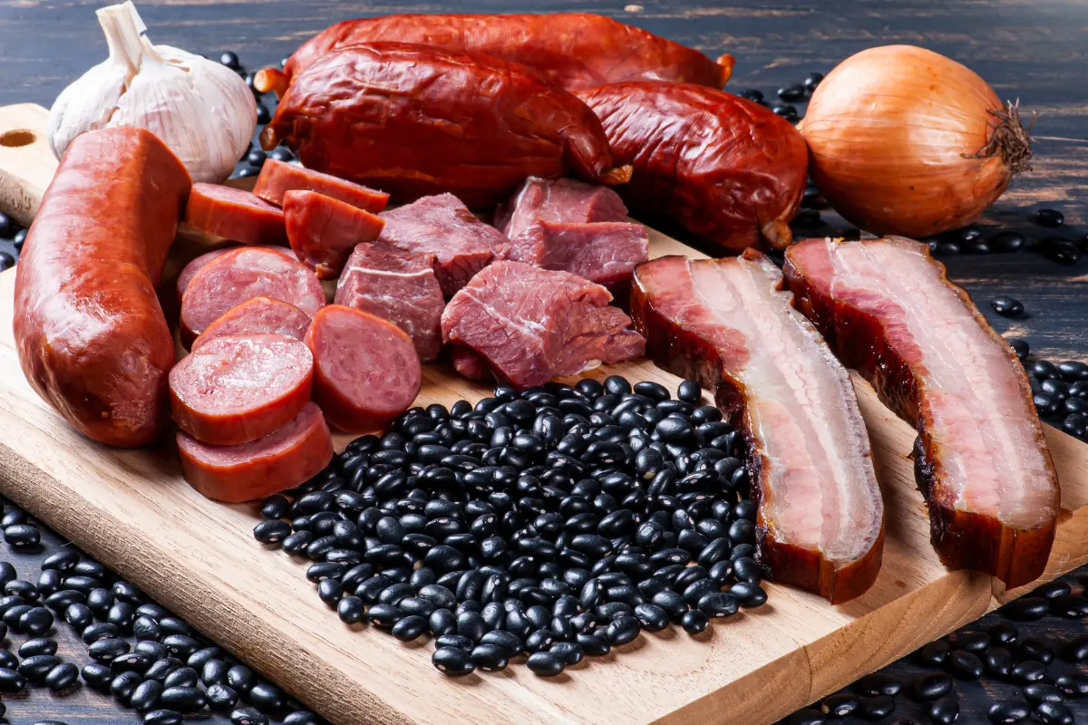 Ingredientes frescos são essenciais para uma feijoada autêntica.