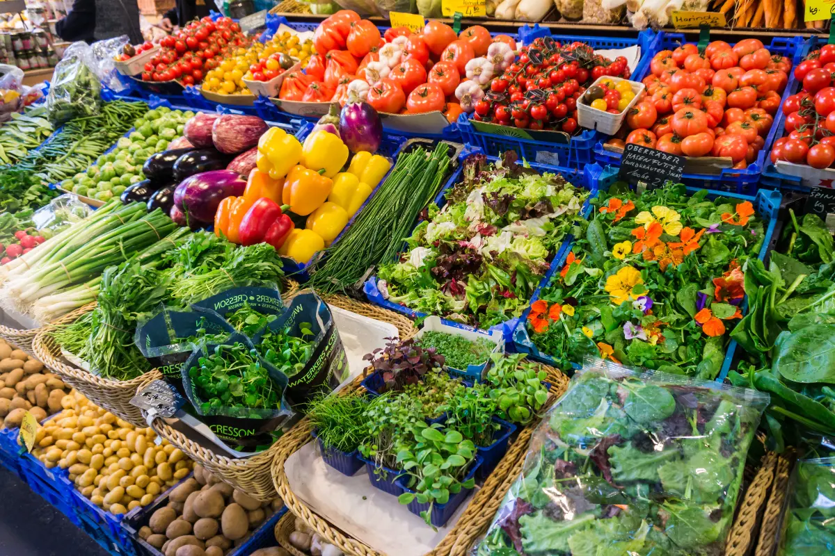Vegetais frescos e acessíveis encontrados em feiras locais. Foto: Reprodução / Canva Pro.