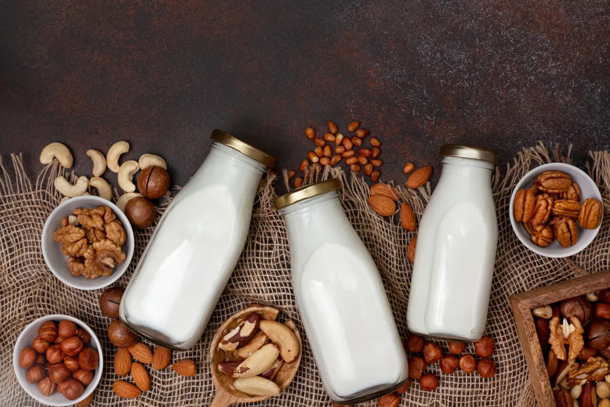Alimentação Vegana Econômica: Leite de aveia feito em casa, uma alternativa econômica e saudável. Foto: Reprodução / Canva Pro.