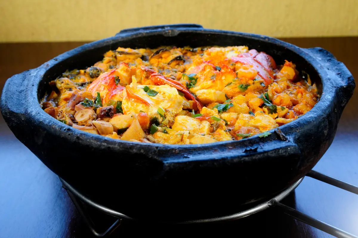 Qual a diferença entre moqueca capixaba e moqueca baiana?